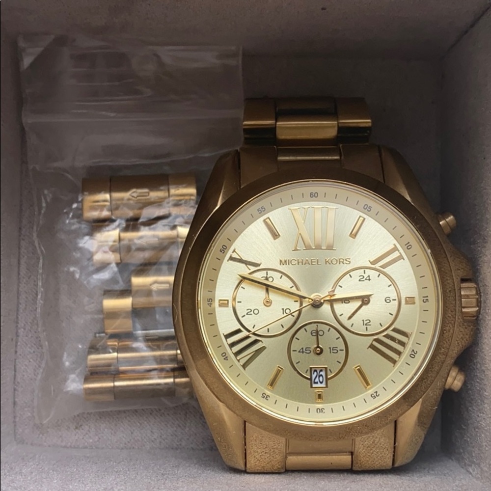 Gold Michael Kors watch ✨ Needs to be sold ASAP! SEND ME AN OFER! - Picture 2 of 11